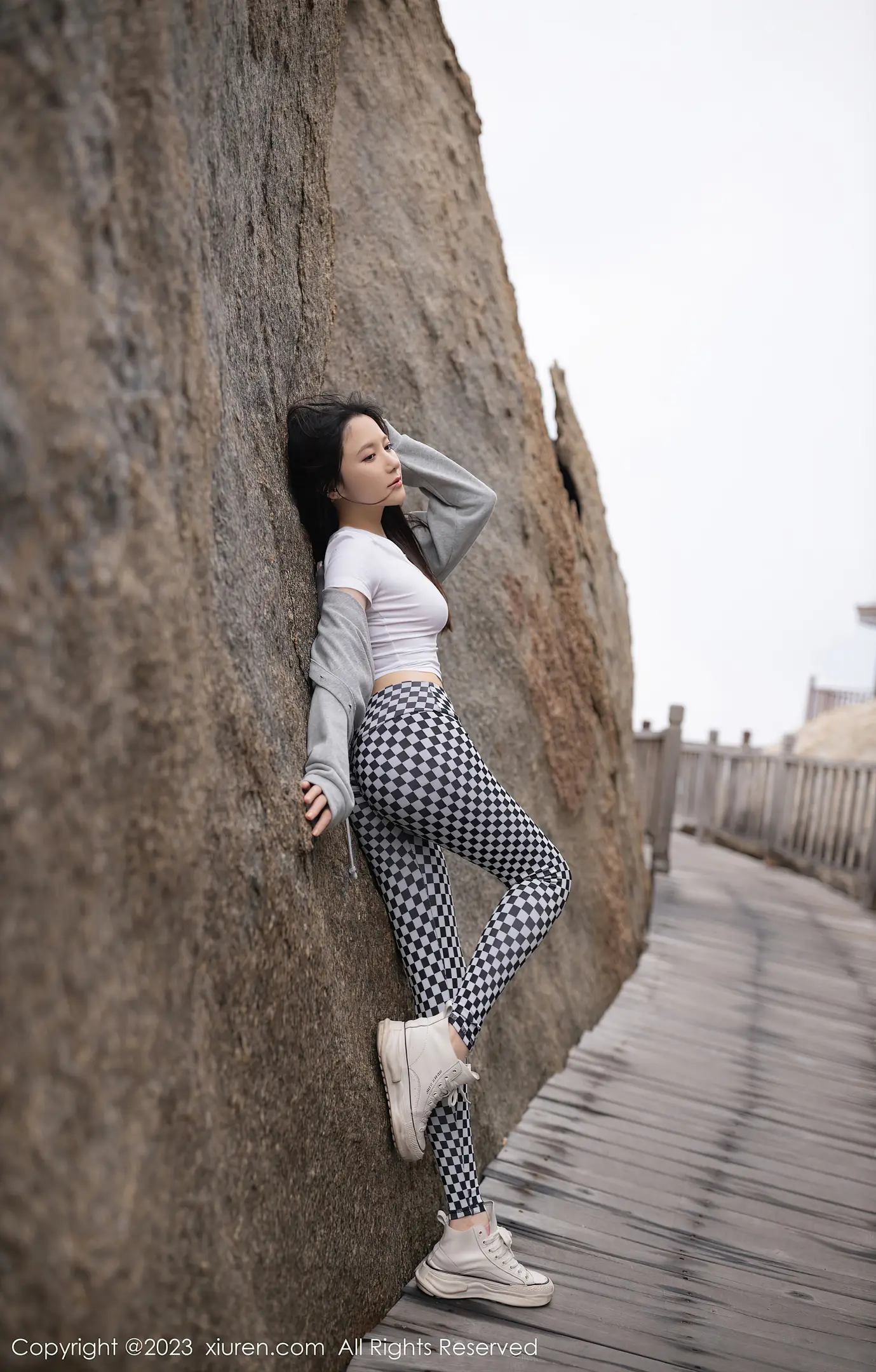 图片[5]-[XiuRen秀人网]2023.04.07 VOL.6541 鱼子酱Fish 白色紧身短袖加黑白方格运动裤性感私房写真集-秀人网官方网站